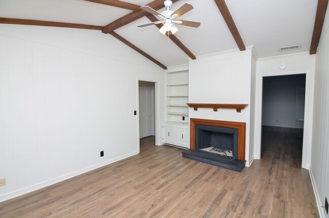 Building Photo - 230 Boxwood