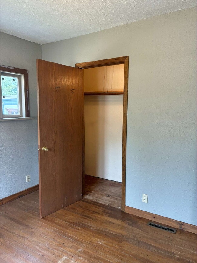 Building Photo - 1 Bedroom, 1 Bathroom, Additional Bonus Room and Detached Garage