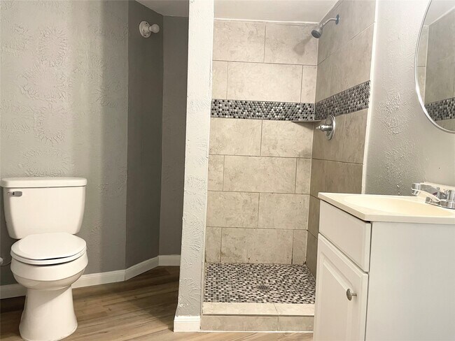 Building Photo - 7515 Bayway Dr