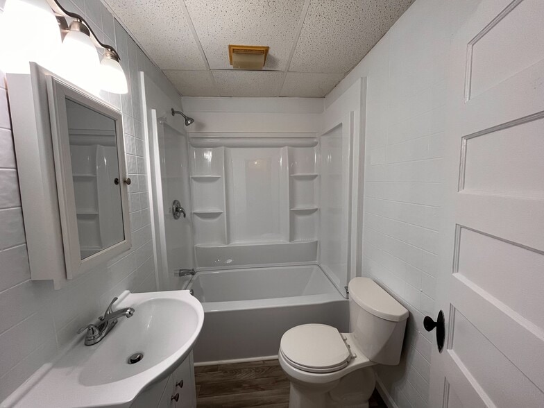 Full Bath - 82 Park Ave
