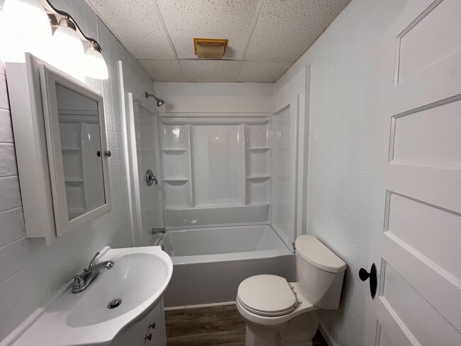 Full Bath - 82 Park Ave