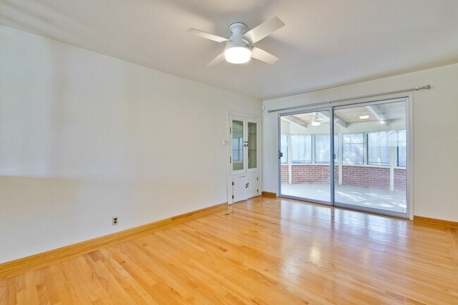 Building Photo - Hardwood Floors- Top Moreland SCH- SM Dogs Welcome- Close to Apple