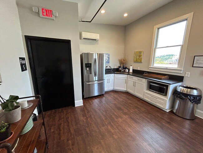 Building Photo - Beautifully Furnished 1/1 Apartment in Downtown Broad St.- $2,350