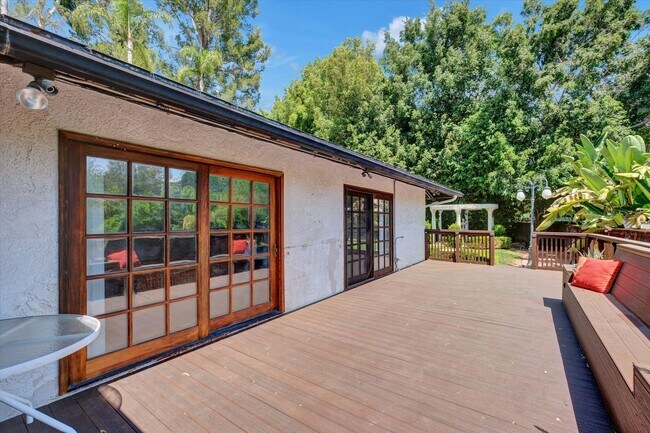 Building Photo - 5-Bedroom Home in Desirable Friendly Hills...