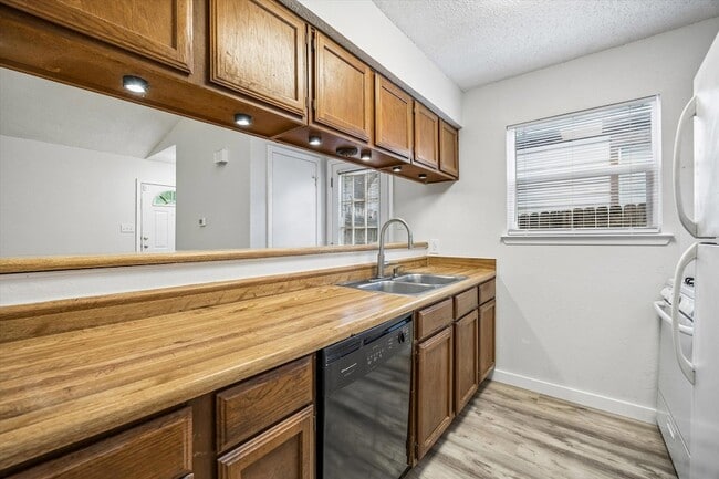 Building Photo - 904 Sirocco Dr
