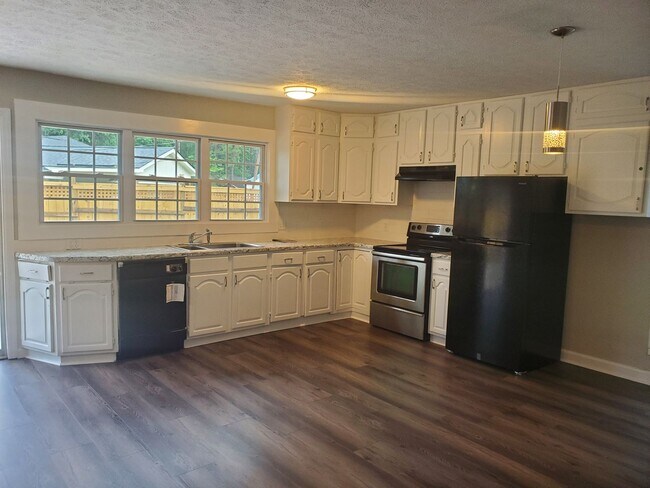 Building Photo - Spacious 4 bedroom in Berkshire West!