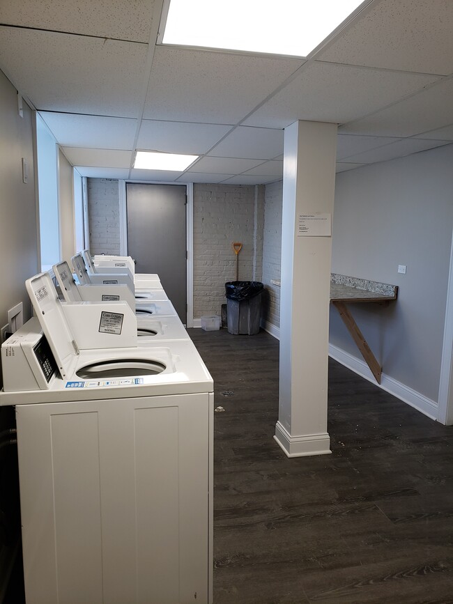 Building Photo - 1921 Grove Ave