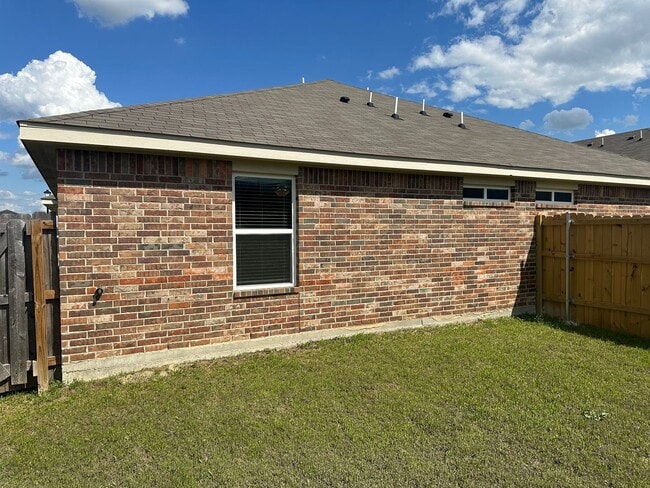 Building Photo - AVAILABLE NOW! - 2 WEEKS FREE (SECTION 8 A...