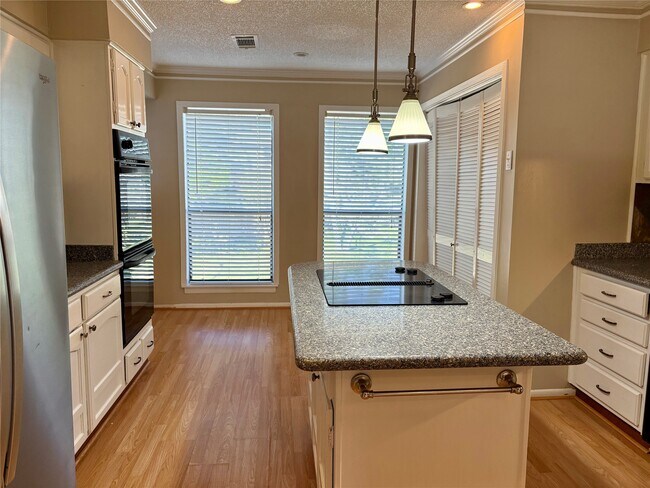 Building Photo - 18210 Bal Harbour Dr