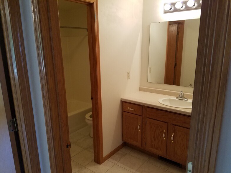 Building Photo - 3290 Windland Dr