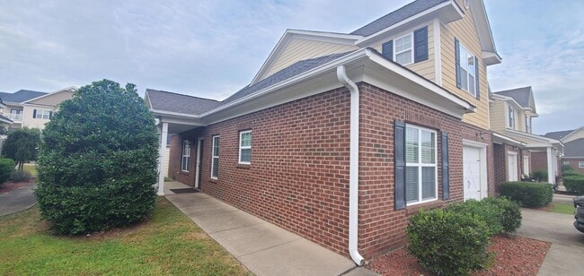 Building Photo - Townhouse  At West Park Place