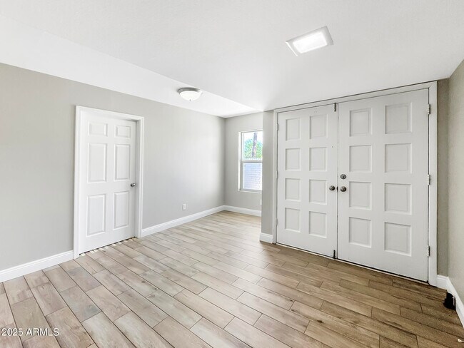 Building Photo - 1206 E Greenway Dr