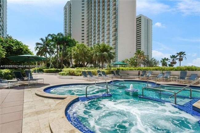 Building Photo - 1717 N Bayshore Dr