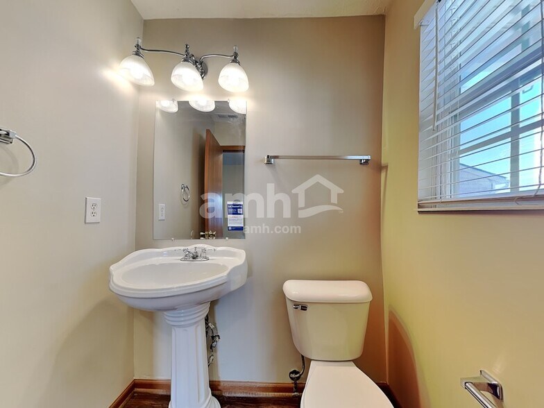 Building Photo - 940 Fox Croft Pl