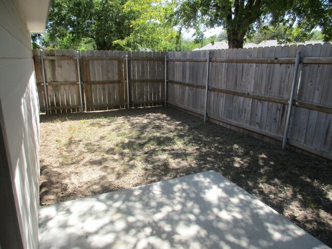 Building Photo - 3/2 Brick Home on Corner Lot