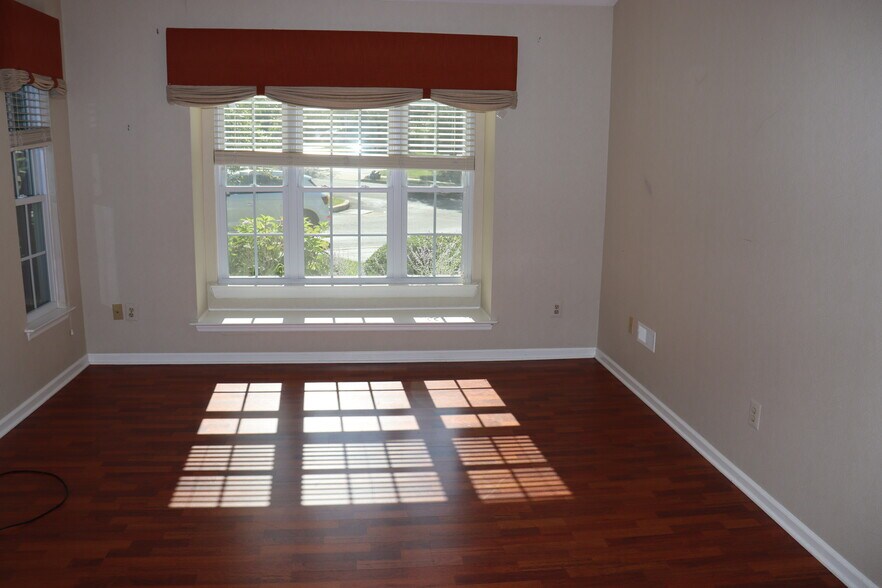Building Photo - 323 Country Club Dr