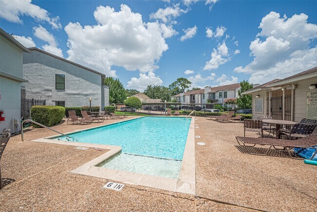 Building Photo - 2425 Augusta Dr