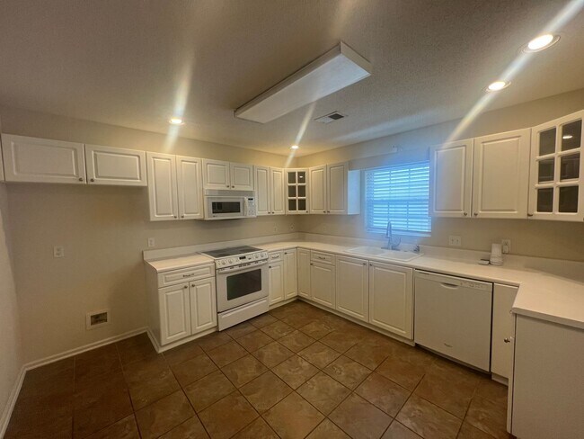 Building Photo - 253 Riverrun Dr