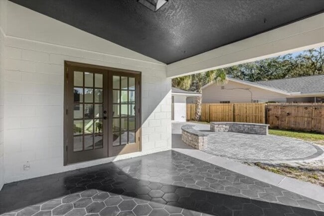 Building Photo - Newly Renovated, Luxurious 4 Bedroom 3 Bat...