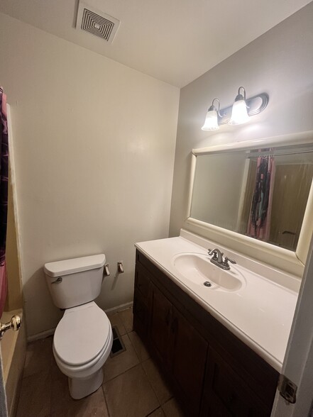 Upstairs Hallway Bathroom - 5379 Grand Lake Cres