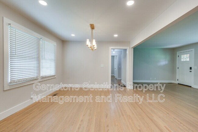 Building Photo - 1017 Jasperson Dr