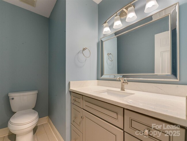 Building Photo - 527 Hawthorne Ln