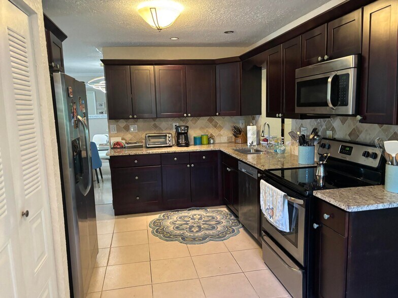 Building Photo - 6433 Sagewood Way