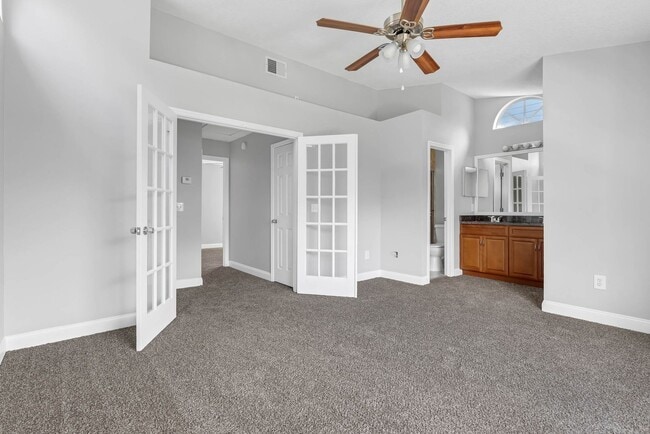 Building Photo - Beautiful 2/2.5 Townhome Near Downtown and...