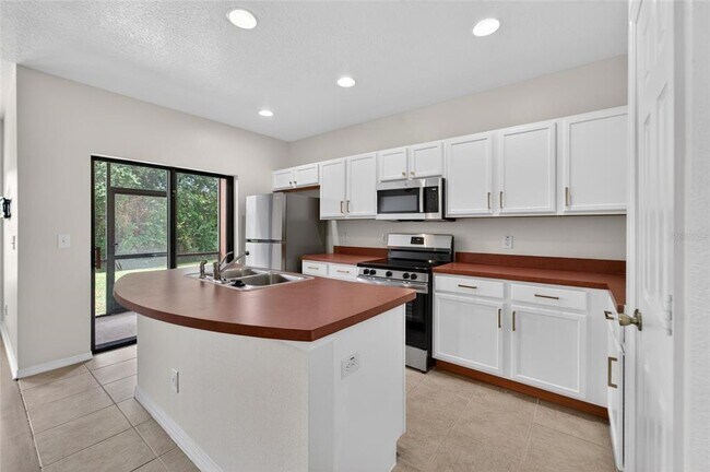 Building Photo - 30132 Mossbank Dr