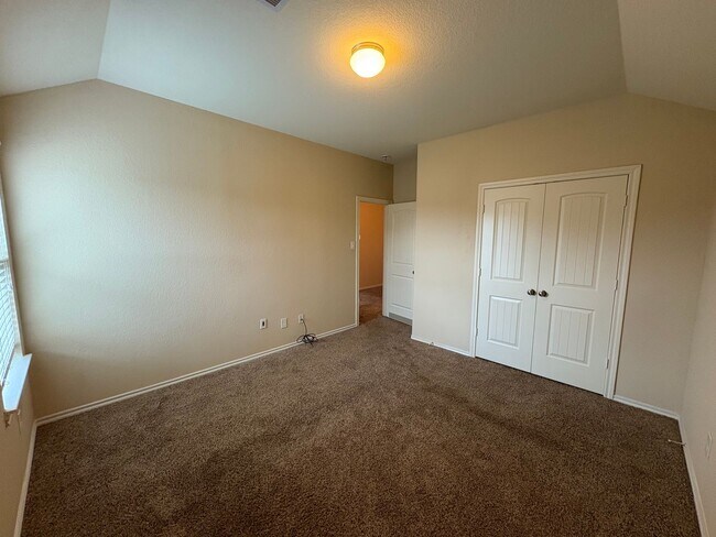Building Photo - 4B2.5B Warm & Spacious Home in Remington R...