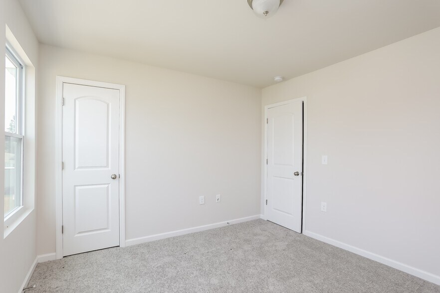 Building Photo - 2211 Samuel Ln
