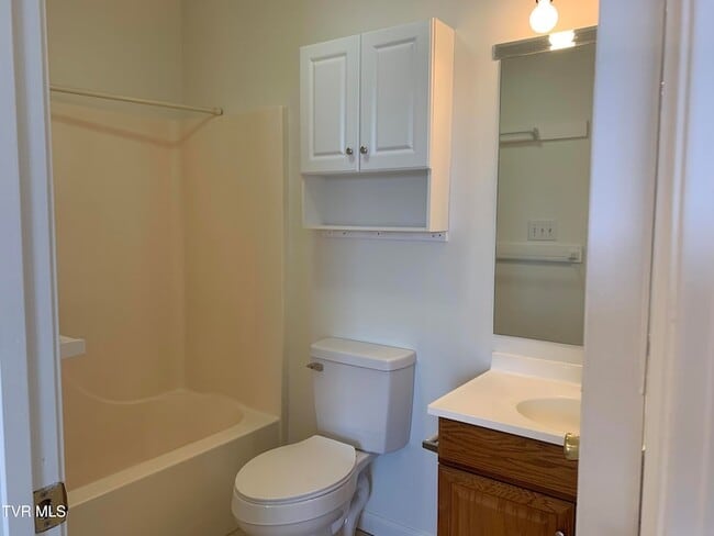 Building Photo - 15 Lake Village Ct