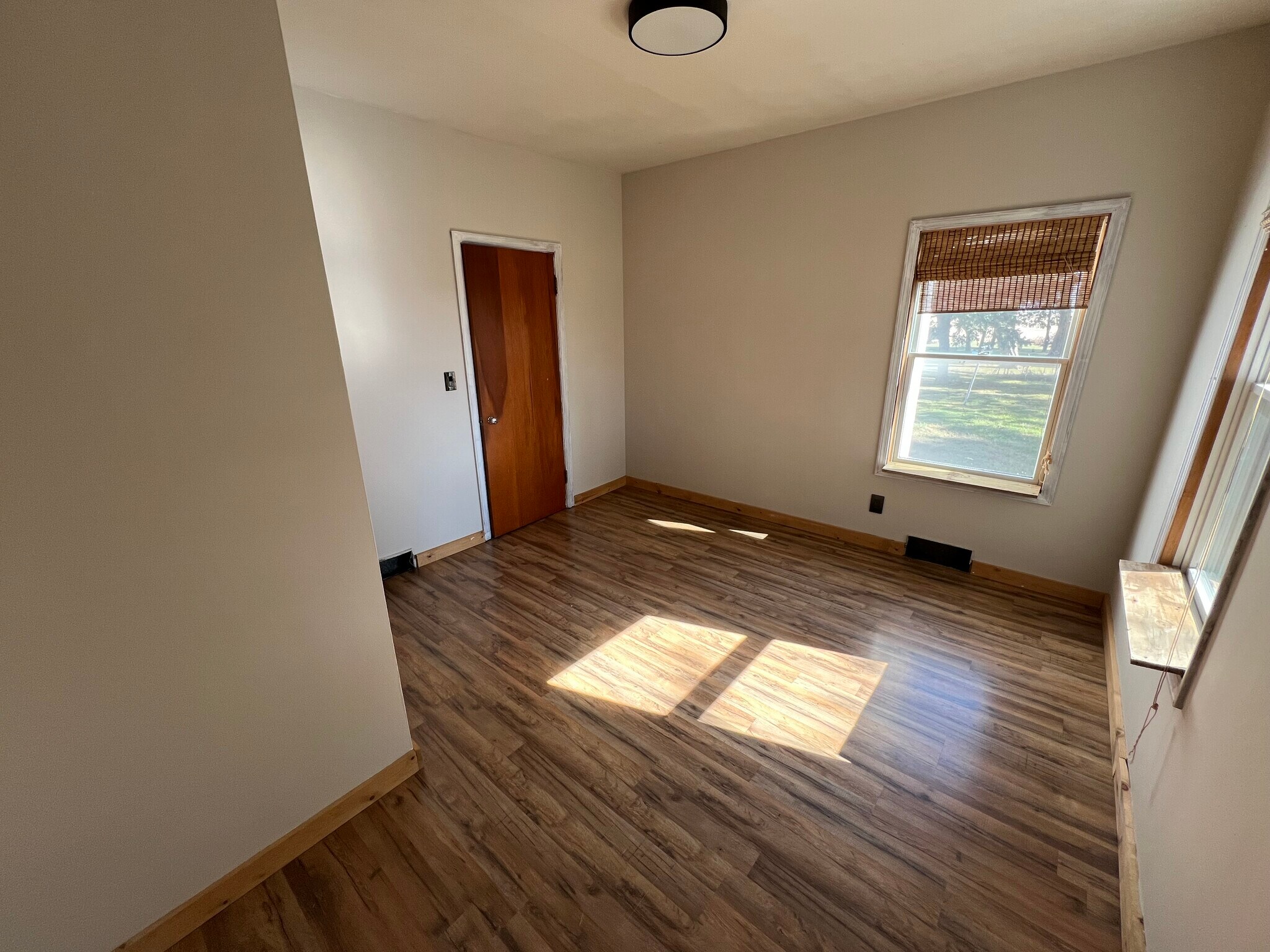 first floor se bed - 15791 N 2700 East Rd