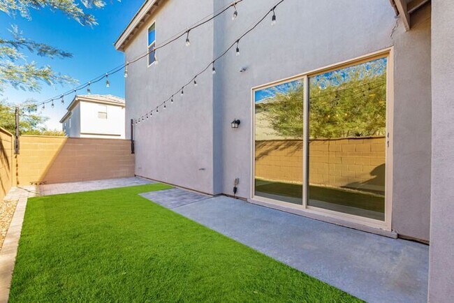 Building Photo - Rare end lot!