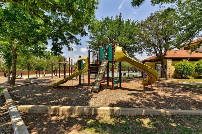 Building Photo - 404 Las Colinas Dr