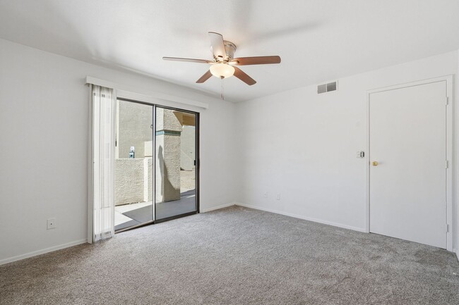 Building Photo - Two Bedrooms! 1 Car Garage!