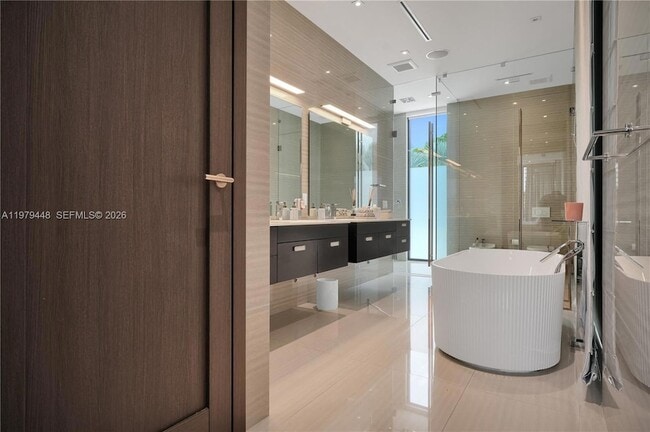 Building Photo - 5501 Pine Tree Dr