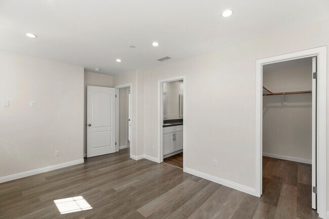 Building Photo - 3 Bedroom & 2.5 Bathroom Townhome with 2 Car Garage & Laundry