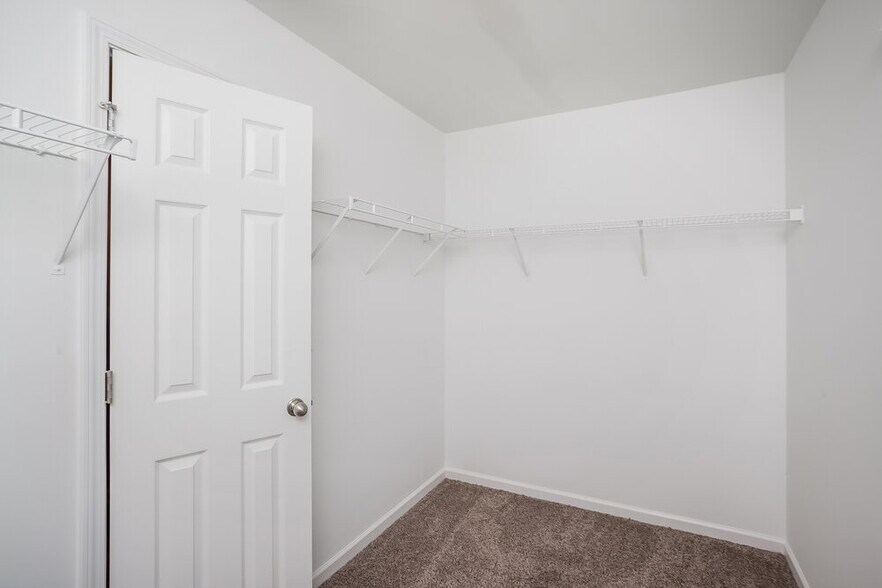 Building Photo - 2420 Valley Creek Dr
