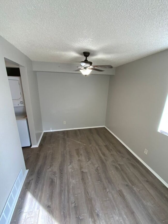 Building Photo - Sumner Townhome Duplex w/ 1 car carpot & N...
