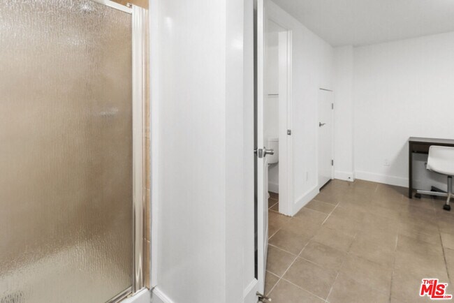 Building Photo - 10982 Roebling Ave