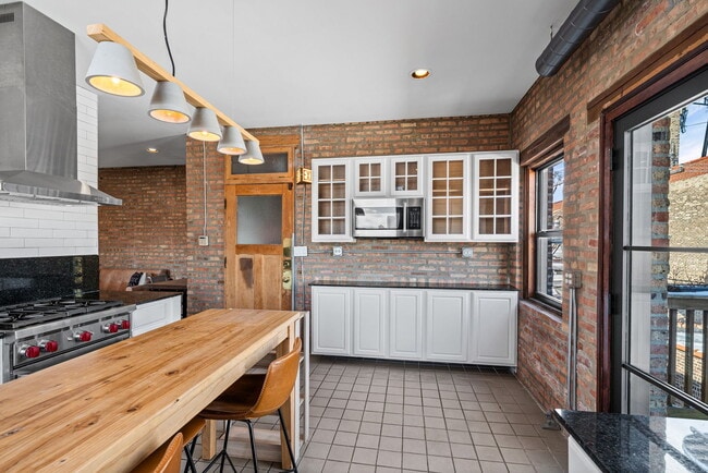 Building Photo - 1474 W Foster Ave