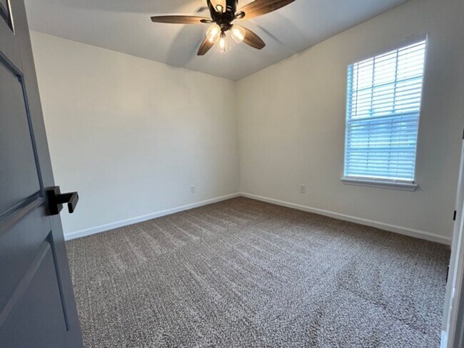 Building Photo - 204 Franklin Sq - Beautifully Updated Home in Bonaire