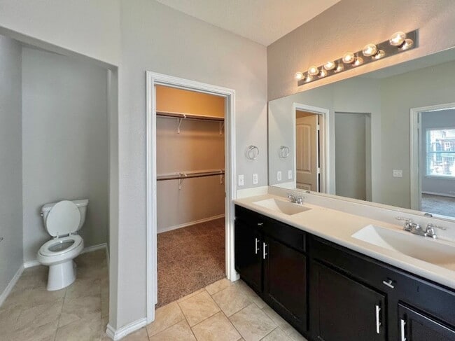 Building Photo - Northeast Crossing Neighborhood. Close to ...