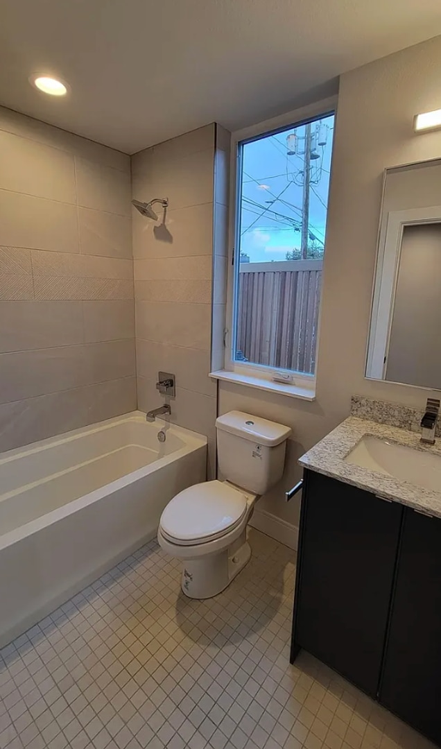 Building Photo - Newer end unit 2 bed 2 bath townhome w/ amazing views