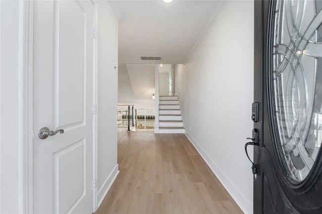 Building Photo - 5 Tiki Cir