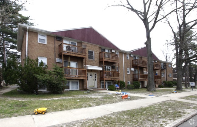 Building Photo - 1005 Forest Ave