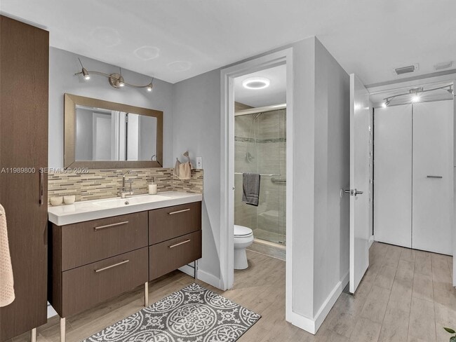 Building Photo - 3375 N Country Club Dr