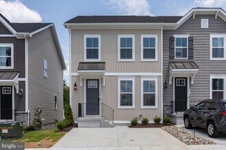 Building Photo - 5041 Bigleaf Rd