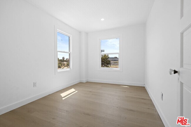 Building Photo - 934 S Mott St